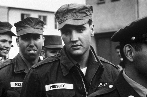 s15-historiafoto-Elvis-Presley-en-el-ejército