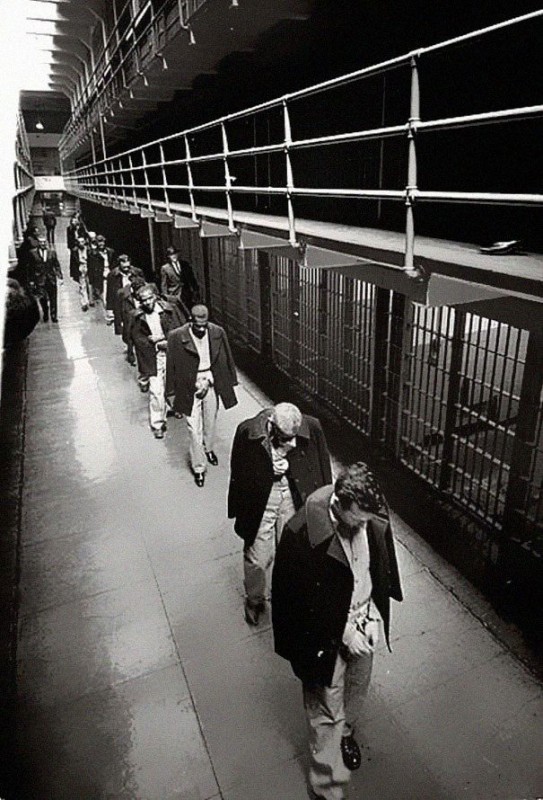 s34-historiafoto-Últimos-prisioneros-abandonando-la-Isla-de-Alcatraz,-1963