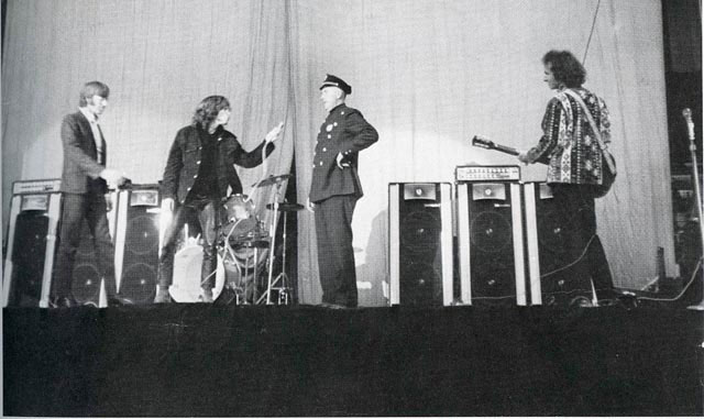 s50-quienfue-Jim-Morrison-Detenido-sobre-el-escenario