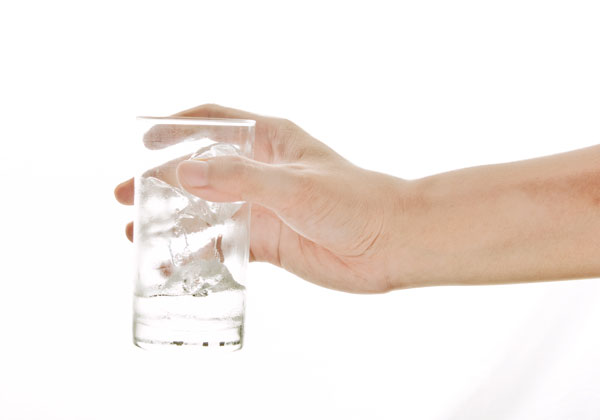 s29-ciencia-holding-glass-of-water