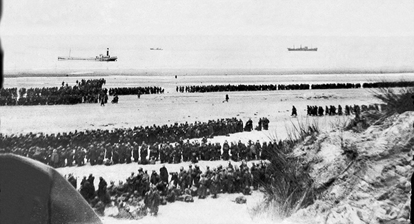 Operation Dynamo - men wait in an orderly fashion for their turn to be rescued.
