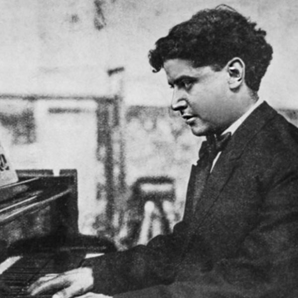 Manuel M. Ponce tocando el piano en una fotografía en blanco y negro. 