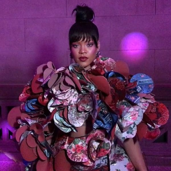 Cantante Rihanna posando en la MET Gala 2017

