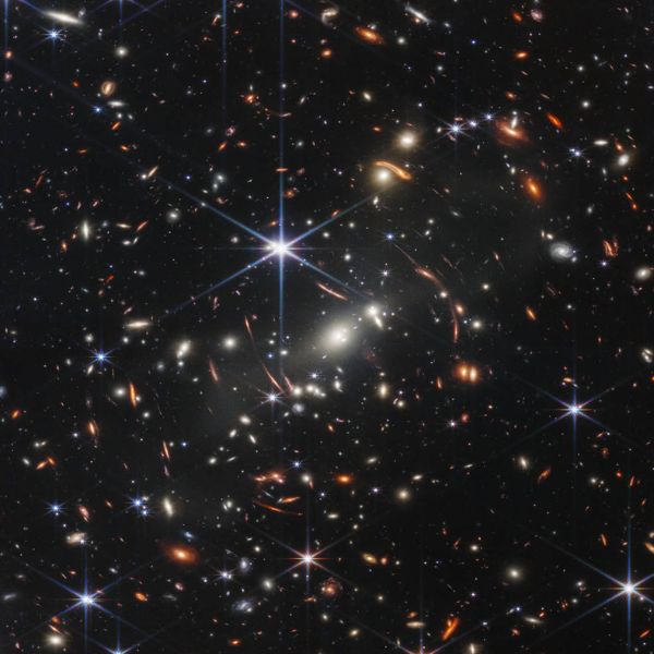 Fotografía tomada por el Telescopio espacial James Webb donde se muestra un cúmulo de galaxias