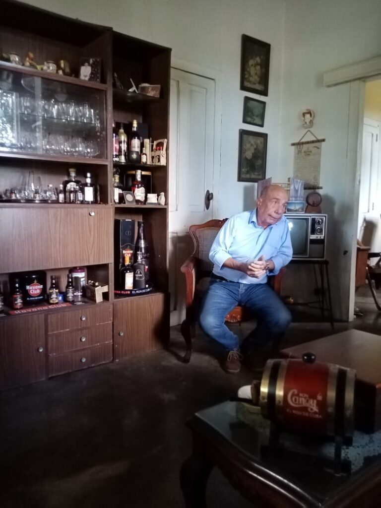 Juan carlos gonzález delgado en su casa natal en santa cruz, cuba