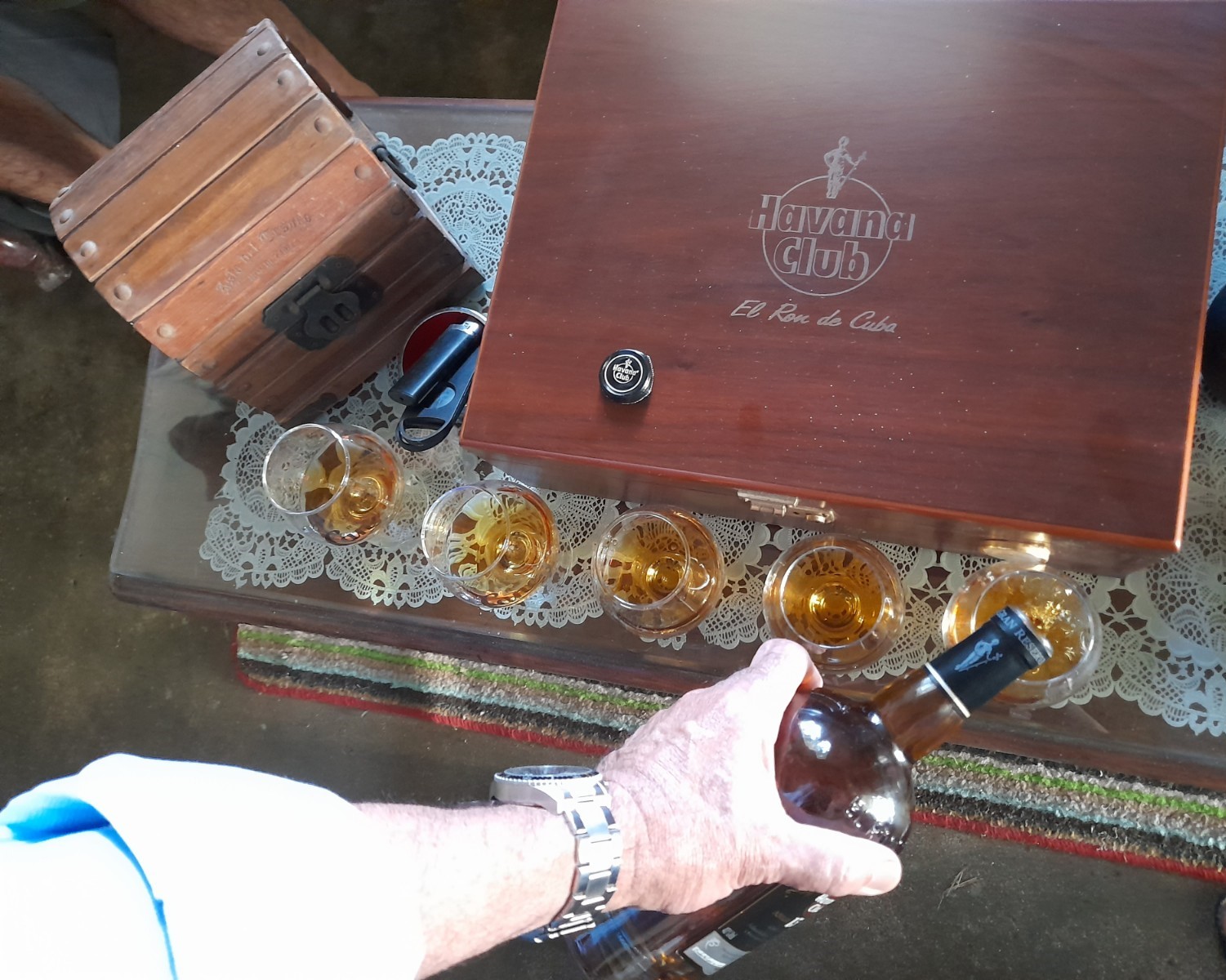 Sirviendo ron havana club 15 años