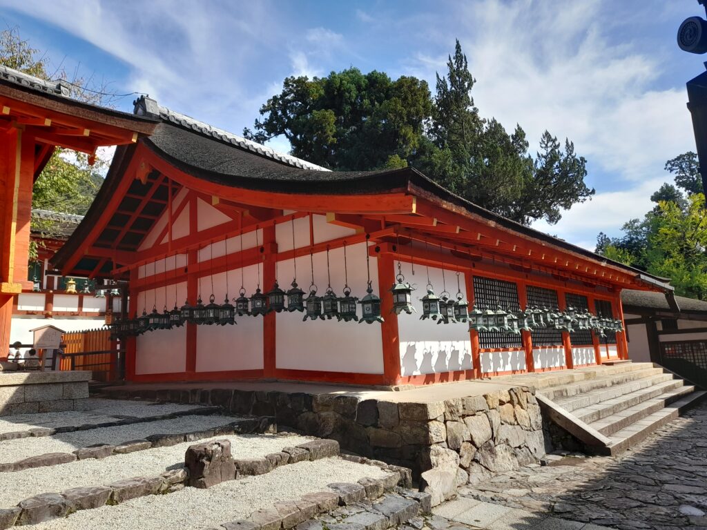 Linternas en el templo sintoísta kasuga taisha en nara, japón