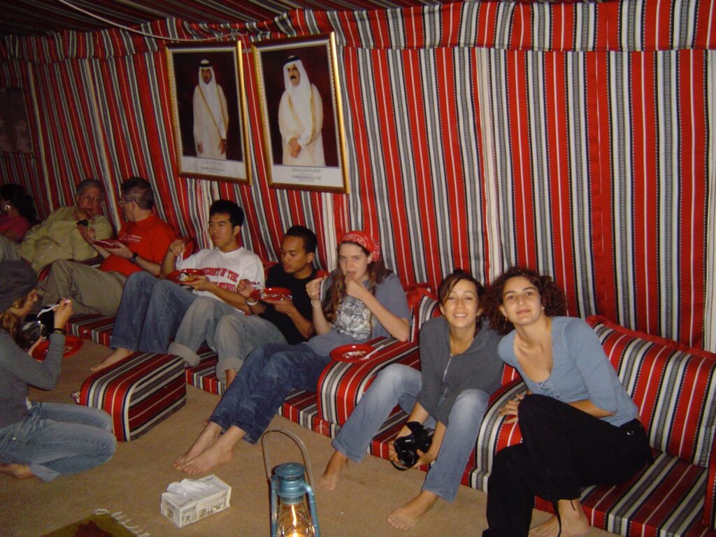 Majlis en una tienda tradicional al acampar en las dunas de qatar