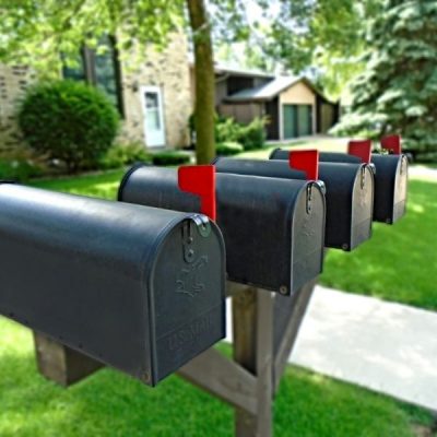 Buzón tipo túnel —Tunnel-style mailbox—